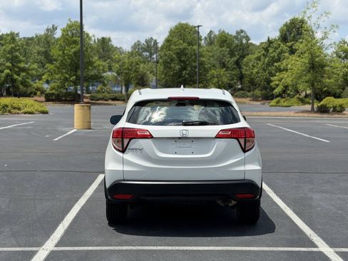 Used 2018 Honda HR-V LX image 6