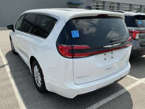 Used 2025 Chrysler Pacifica Select FWD image 11