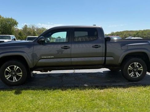 Used 2018 Toyota Tacoma TRD Sport AWD/4WD image 9