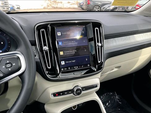 Used 2023 Volvo XC40 B5 Plus w/ Climate Package image 7
