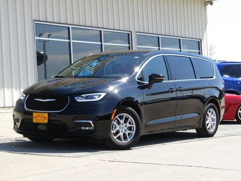 Used 2025 Chrysler Pacifica Select image 12