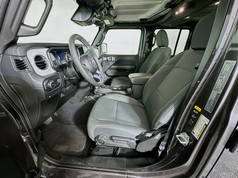 Used 2025 Jeep Wrangler Sahara image 13