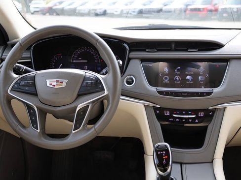Used 2017 Cadillac XT5 Luxury w/ Driver Awareness Package AWD/4WD image 24