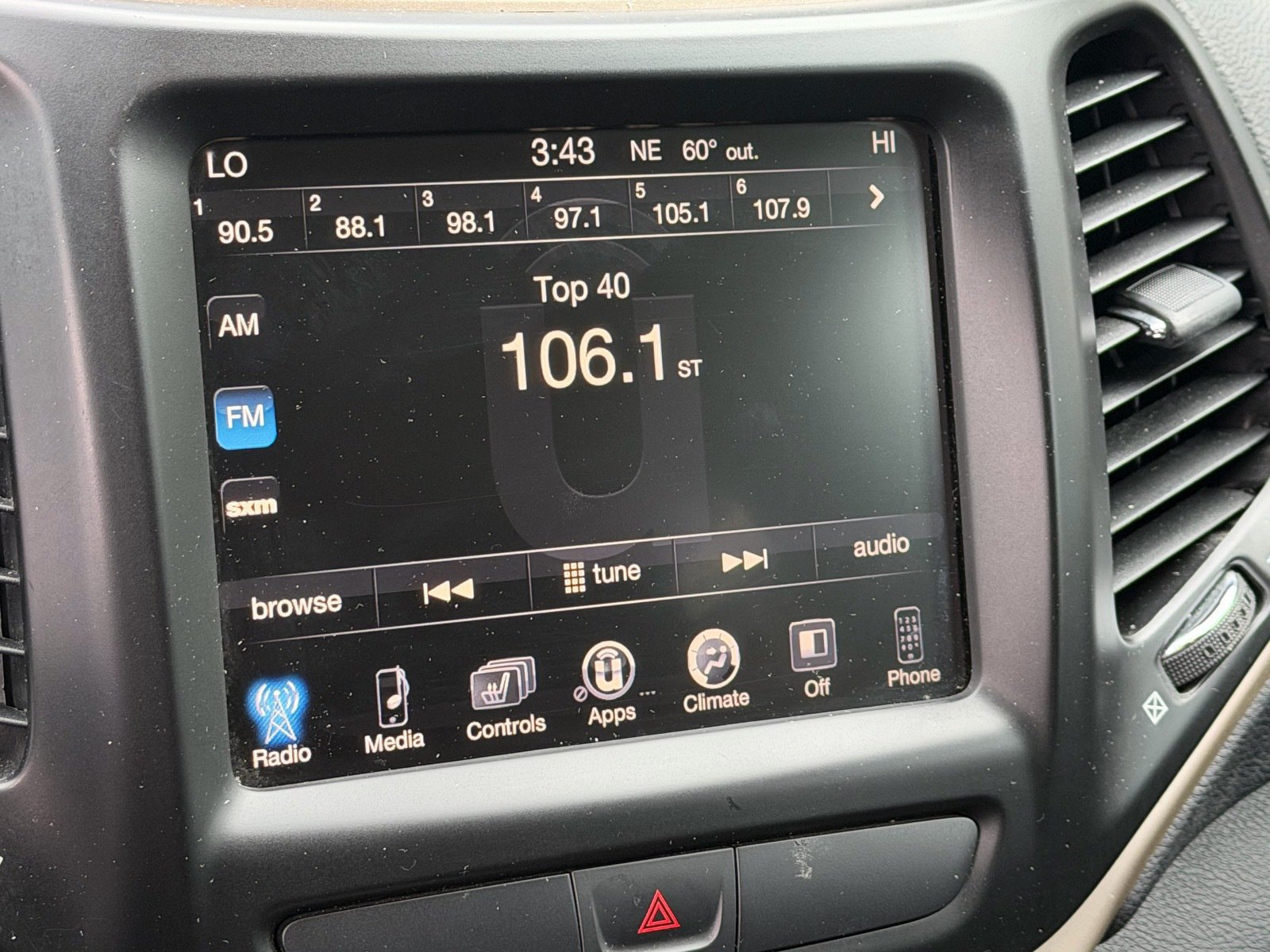 Used 2016 Jeep Cherokee 75th Anniversary FWD image 29