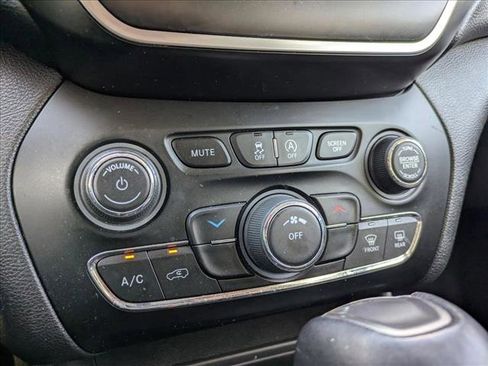 Used 2020 Jeep Cherokee Latitude Plus FWD image 10