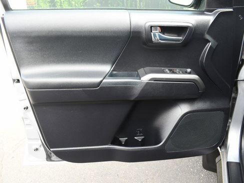 Used 2017 Toyota Tacoma TRD Sport w/ Premium & Technology Package image 13