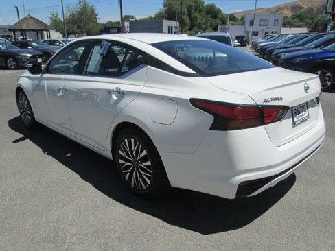 Used 2025 Nissan Altima 2.5 SV FWD image 4