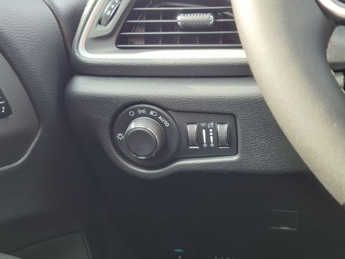 New 2027 Chrysler Pacifica Select AWD/4WD image 11