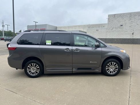 Used 2019 Toyota Sienna XLE image 7