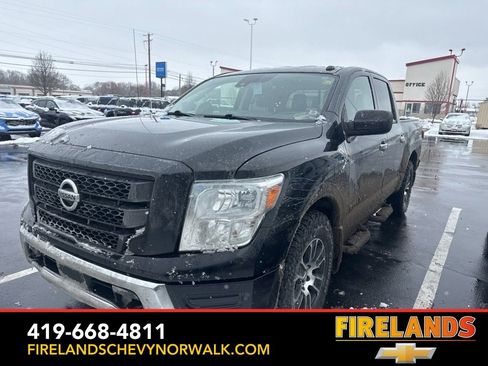 Used 2021 Nissan Titan SV w/ SV Convenience Package image 2