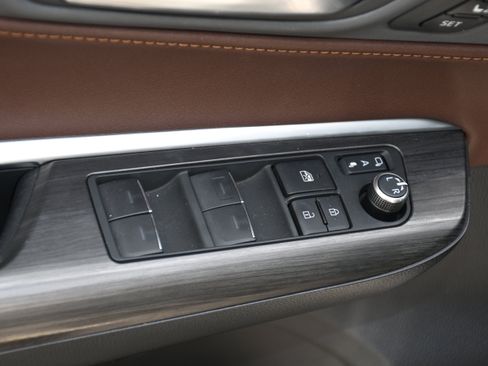 Certified 2023 Toyota Venza XLE image 10