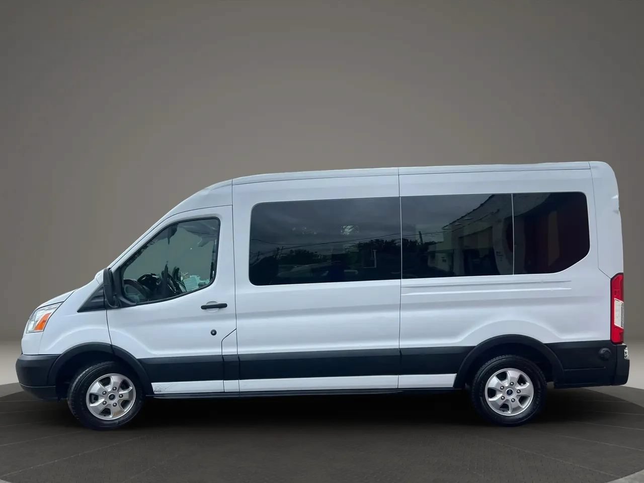 Used 2019 Ford Transit 350 XLT RWD image 2