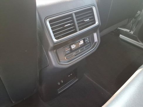 Used 2025 Volkswagen Atlas SE FWD image 17