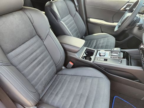 Used 2025 Mitsubishi Outlander SE image 11