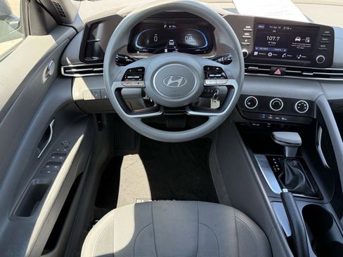 Used 2024 Hyundai Elantra SE image 17