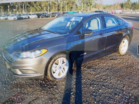 Used 2018 Ford Fusion S image 2