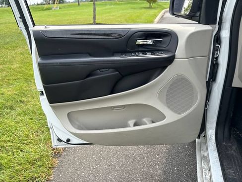 Used 2019 Dodge Grand Caravan SE w/ UConnect Hands-Free Group FWD image 19