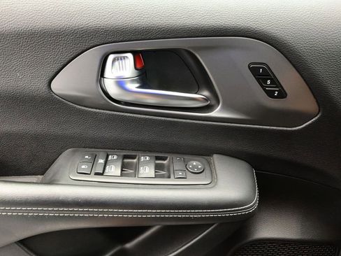 Used 2025 Chrysler Pacifica Select image 17