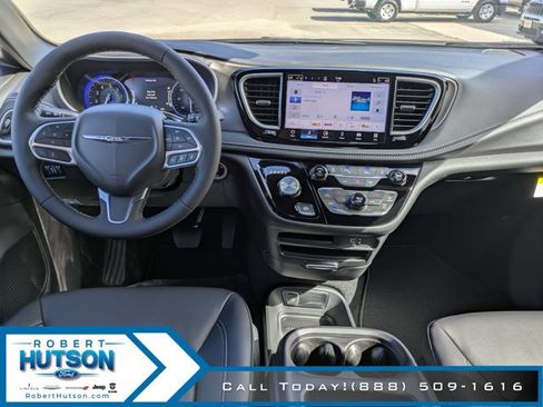 New 2026 Chrysler Pacifica Select image 15