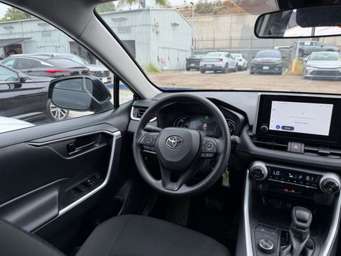 Used 2025 Toyota RAV4 LE image 33