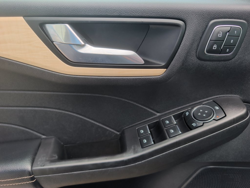Used 2021 Ford Escape Titanium w/ Titanium Premium Package FWD image 10