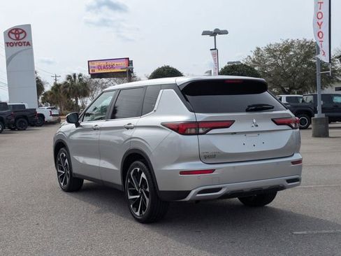 Used 2024 Mitsubishi Outlander SE Black Edition image 5