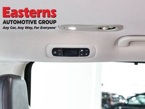 Used 2023 Chrysler Pacifica Touring-L FWD image 23