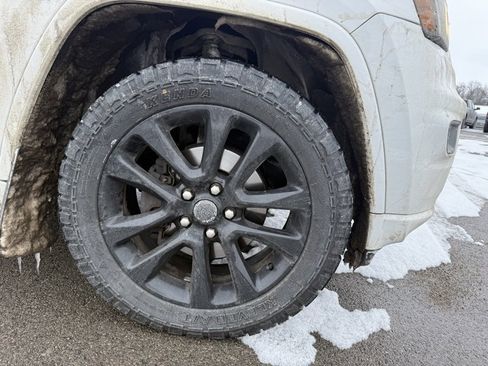 Used 2019 Jeep Grand Cherokee Altitude image 4