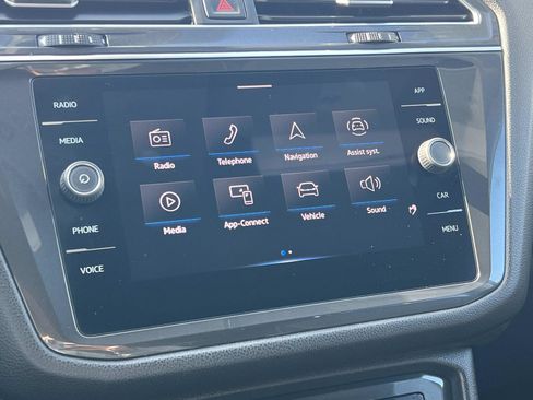 Certified 2022 Volkswagen Tiguan SE image 11