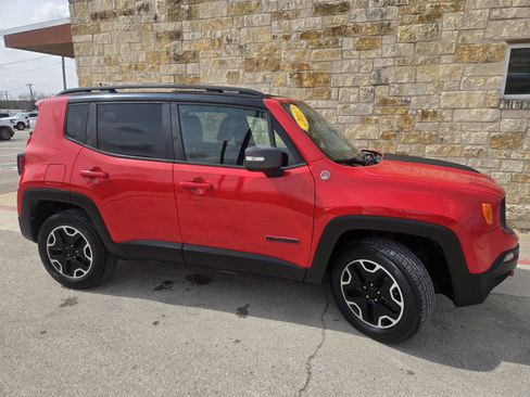 Used 2017 Jeep Renegade Trailhawk w/ Premium Trailhawk Package image 19