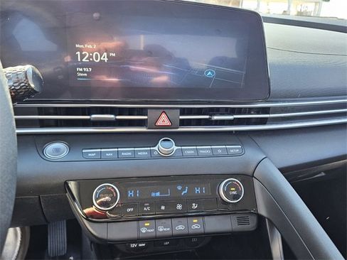 Used 2024 Hyundai Elantra SEL image 18