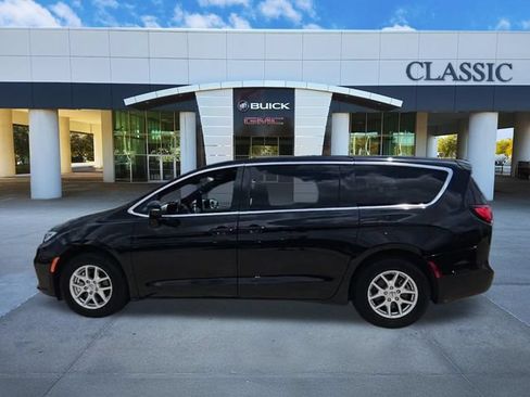 Used 2025 Chrysler Pacifica Select FWD image 6