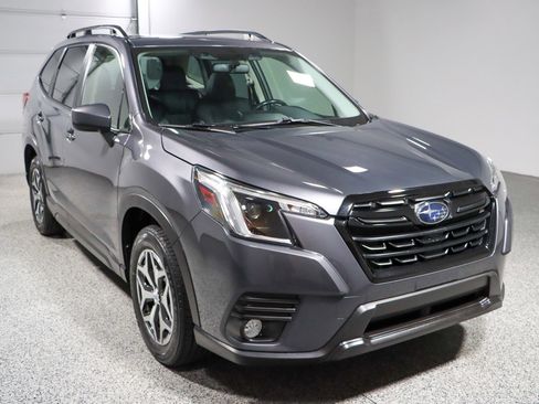 Used 2023 Subaru Forester Premium image 5