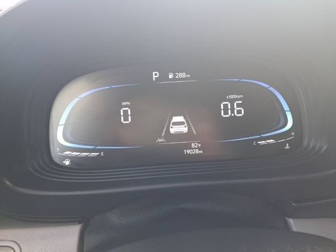 Used 2025 Hyundai Venue SEL FWD image 2