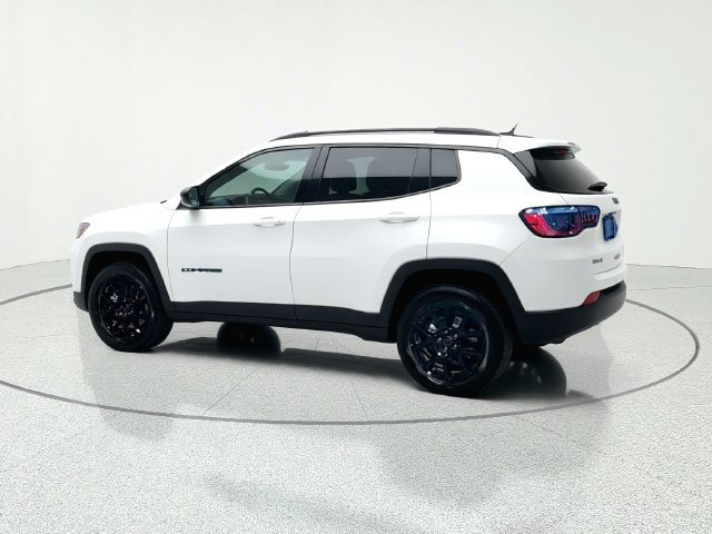 Used 2026 Jeep Compass Latitude AWD/4WD image 3