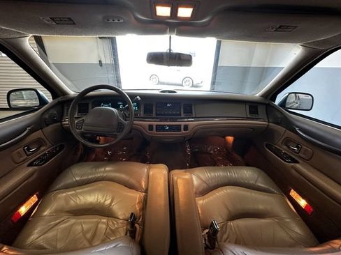 Used 1997 Lincoln Town Car Signature RWD image 3
