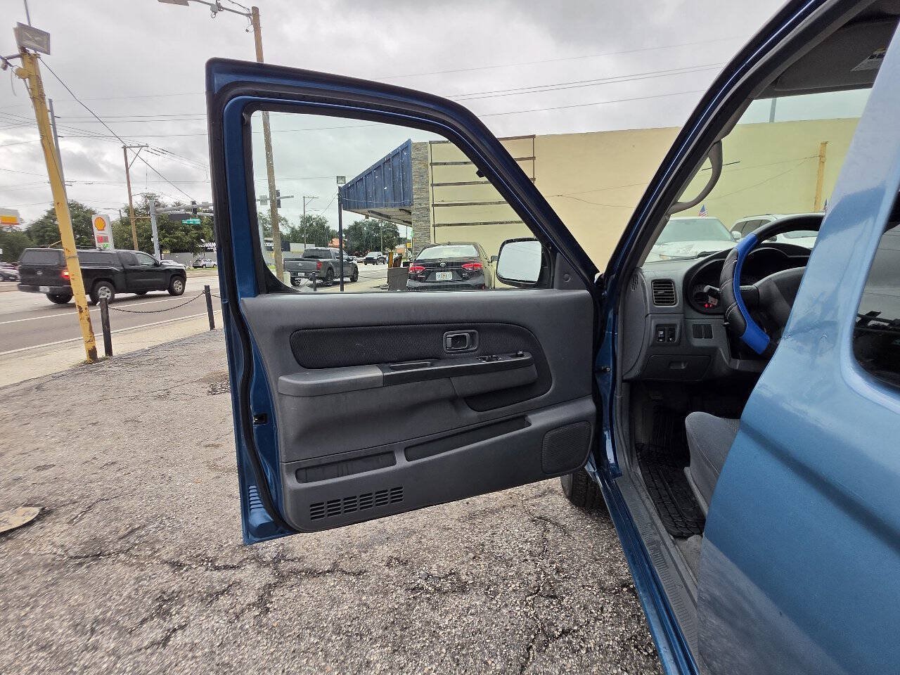 Used 2004 Nissan Frontier XE w/ (VTP) Value Truck Pkg RWD image 15