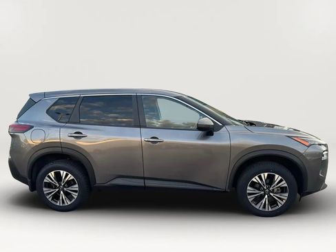 Used 2023 Nissan Rogue SV image 2