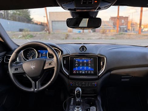 Used 2018 Maserati Ghibli RWD image 5