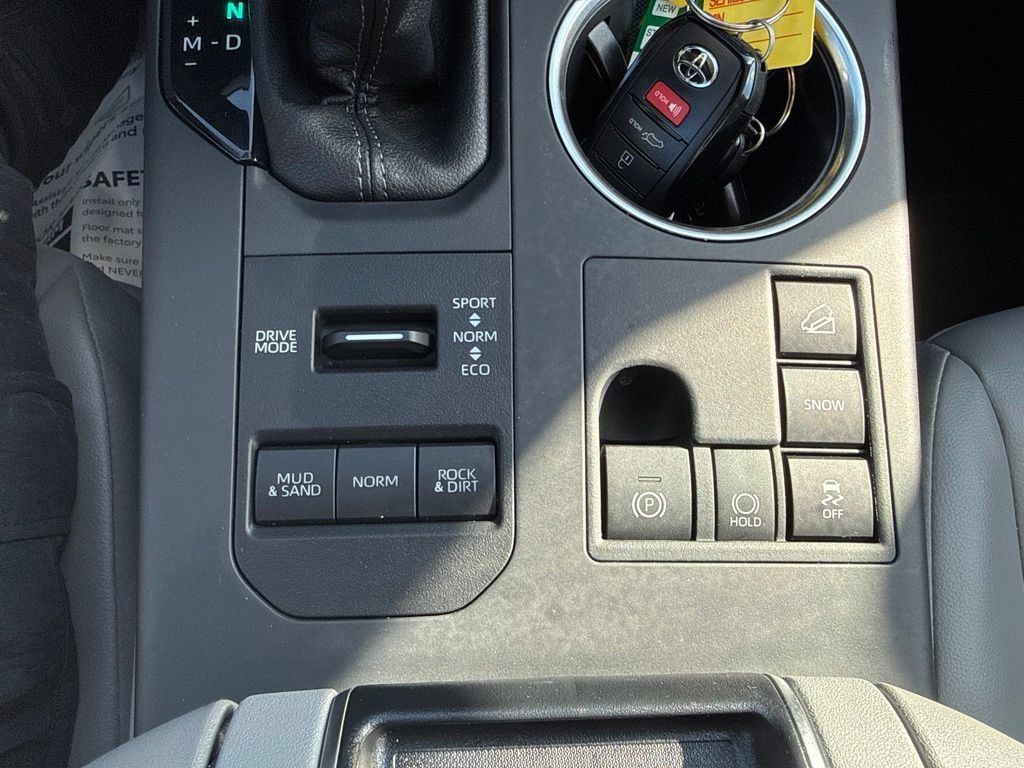Used 2025 Toyota Highlander XLE AWD/4WD image 17