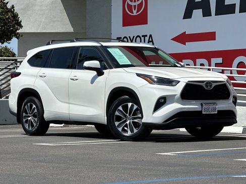 Used 2021 Toyota Highlander XLE AWD/4WD image 7