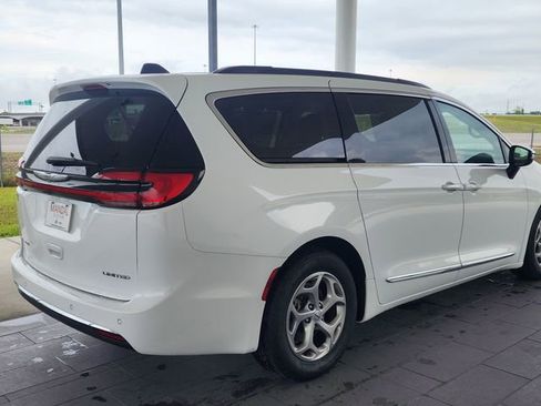 Used 2023 Chrysler Pacifica Limited FWD image 8