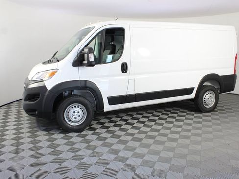 Used 2025 RAM ProMaster 2500 w/ Convenience Group FWD image 2