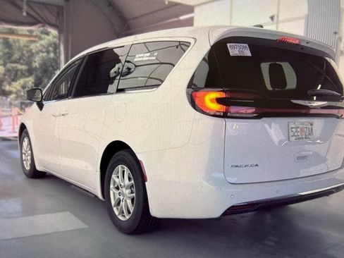 Used 2024 Chrysler Pacifica Touring-L FWD image 4