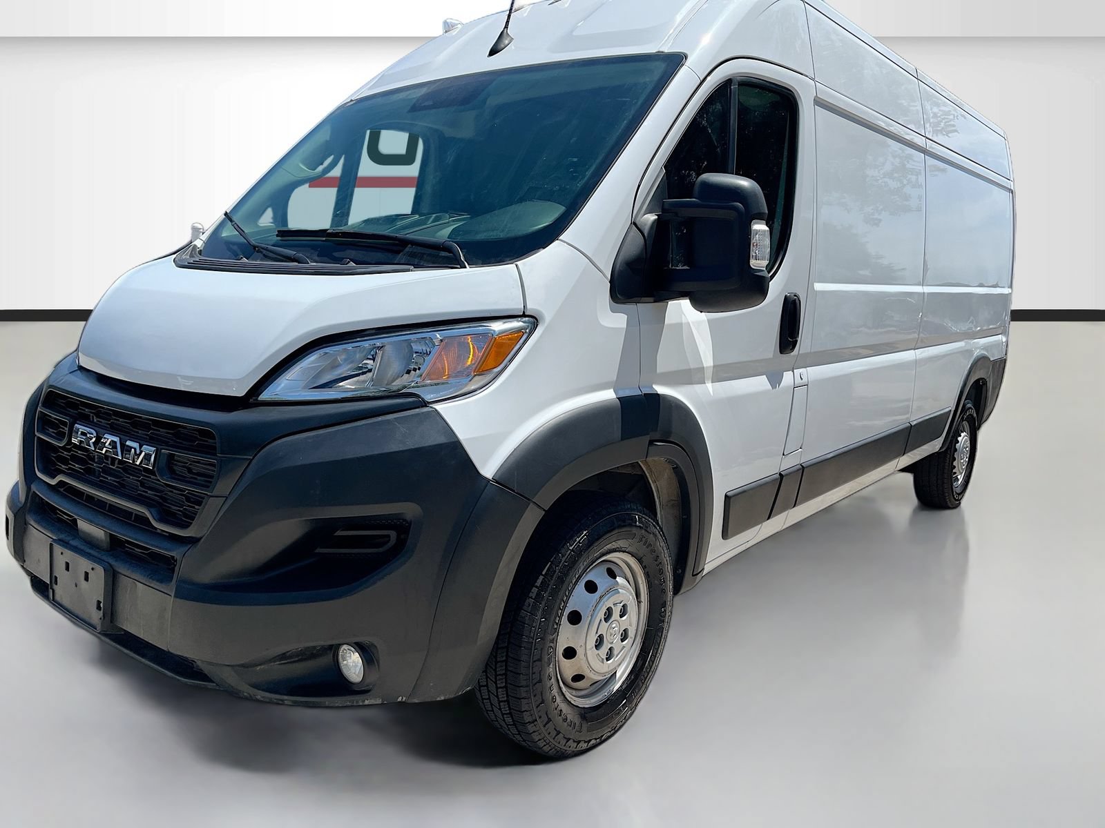 Used 2024 RAM ProMaster 2500 w/ Convenience Group FWD image 3