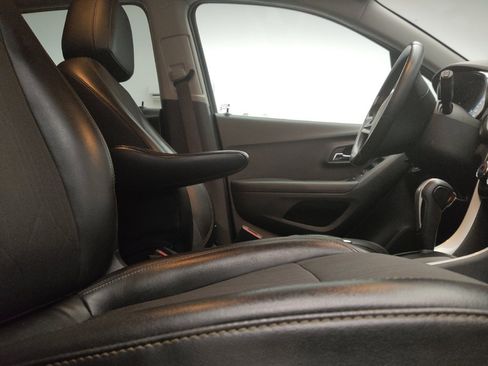 Used 2020 Chevrolet Trax LT w/ LT Convenience Package FWD image 21
