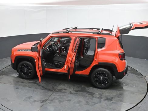Used 2018 Jeep Renegade Latitude w/ Cold Weather Group image 56