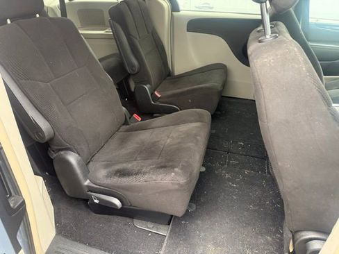 Used 2013 Chrysler Town & Country Touring image 13