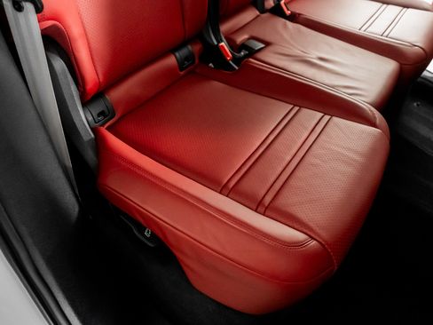 Used 2023 Porsche Cayenne Platinum Edition image 34