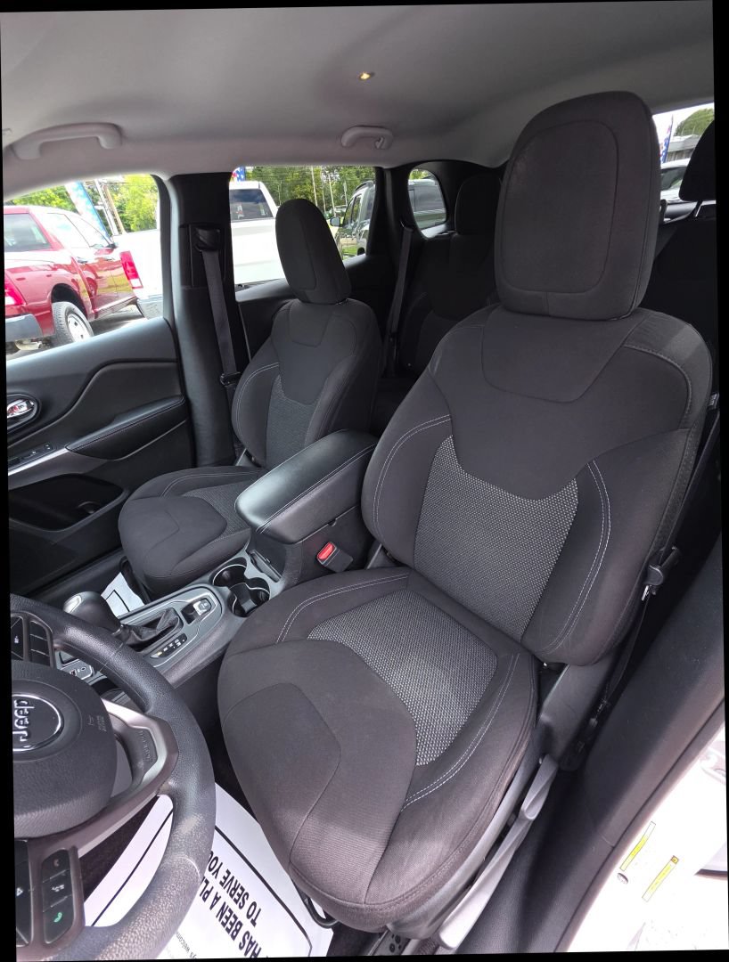 Used 2019 Jeep Cherokee Latitude w/ Popular Appearance Group FWD image 23